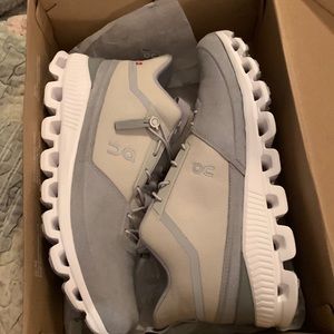 On Cloud Hi Womens glacier/grey